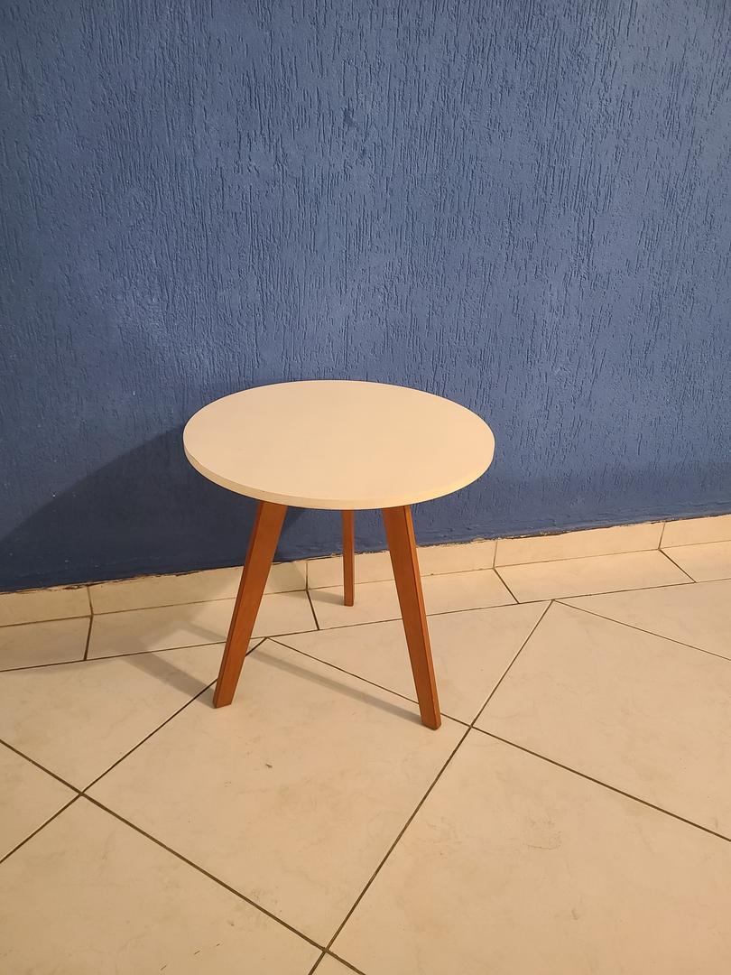 Mesa lateral/ de canto redonda em MDF Branco 50 cm x 50 cm x 50 cm