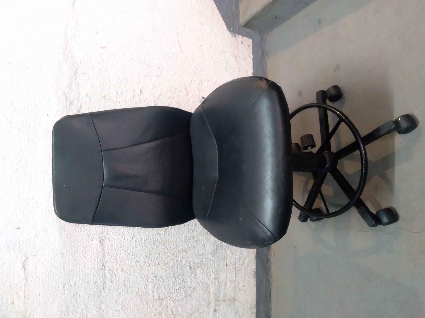 Cadeira de Escritório Giratória c/ rodas s/ braços  Tok&Stok em Couro Ecológico Preto
