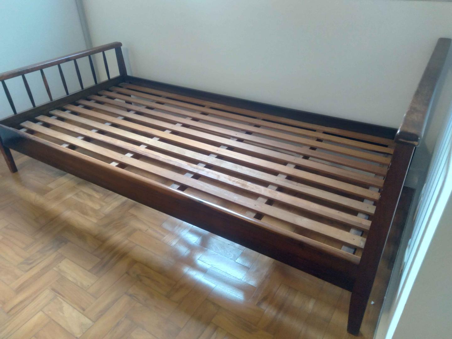 Cama casal padrão antiga c/ cabeceira  em Madeira Marrom 73 cm x 99 cm x 200 cm