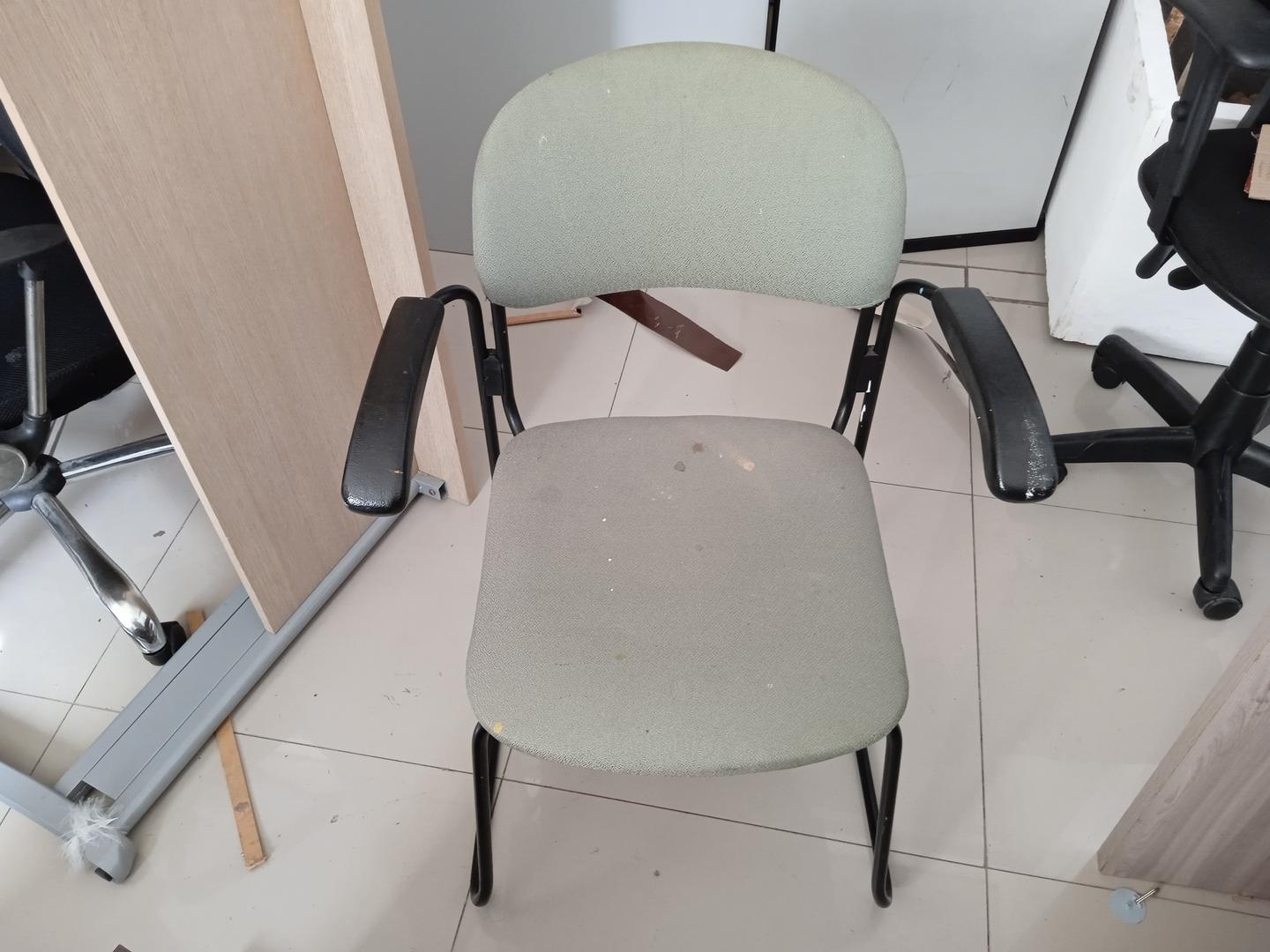 Cadeira fixa estofada c/ braços em Estofado / Tecido Cinza 80 cm x 60 cm x 56 cm