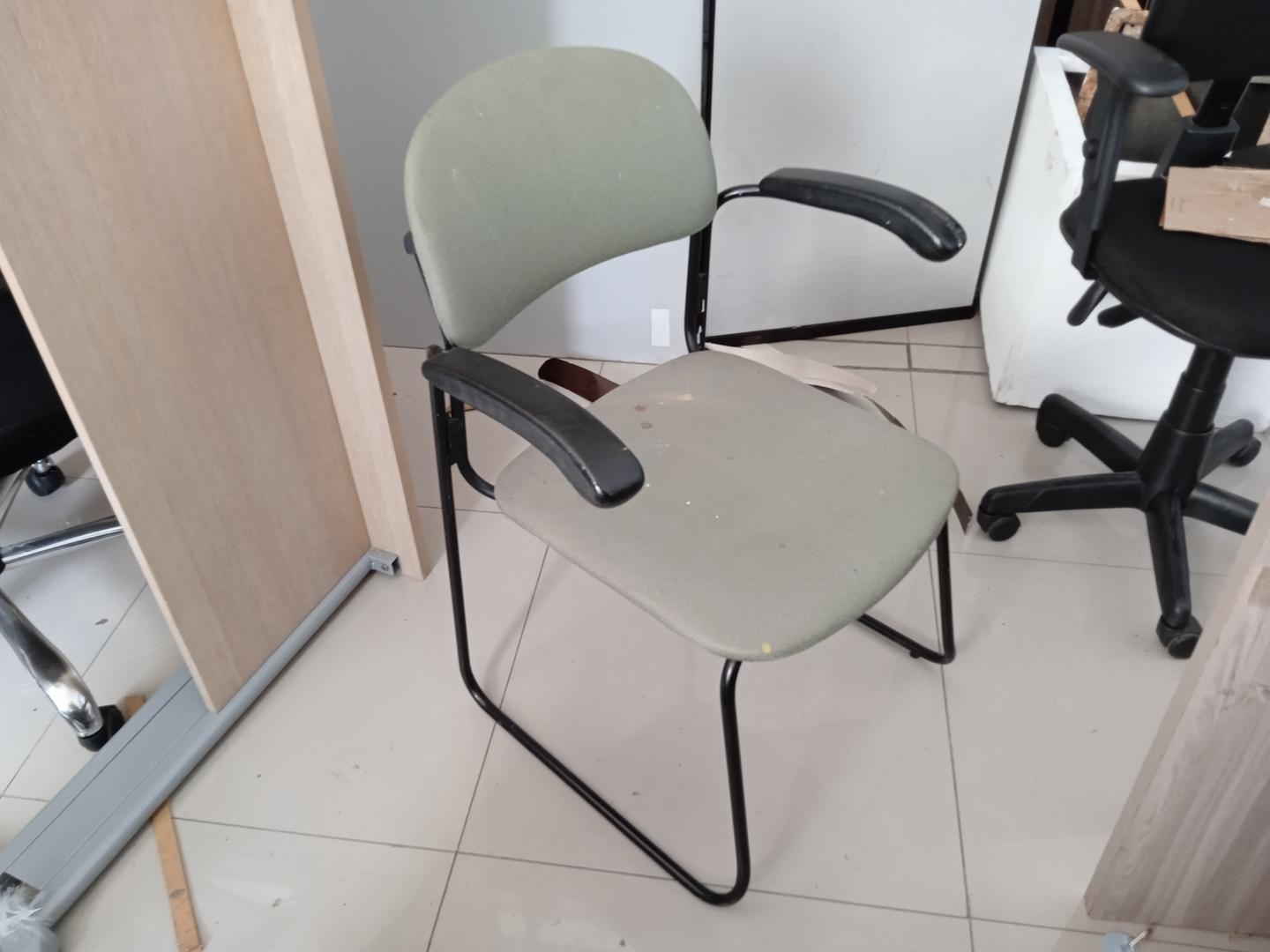Cadeira fixa estofada c/ braços em Estofado / Tecido Cinza 80 cm x 60 cm x 56 cm