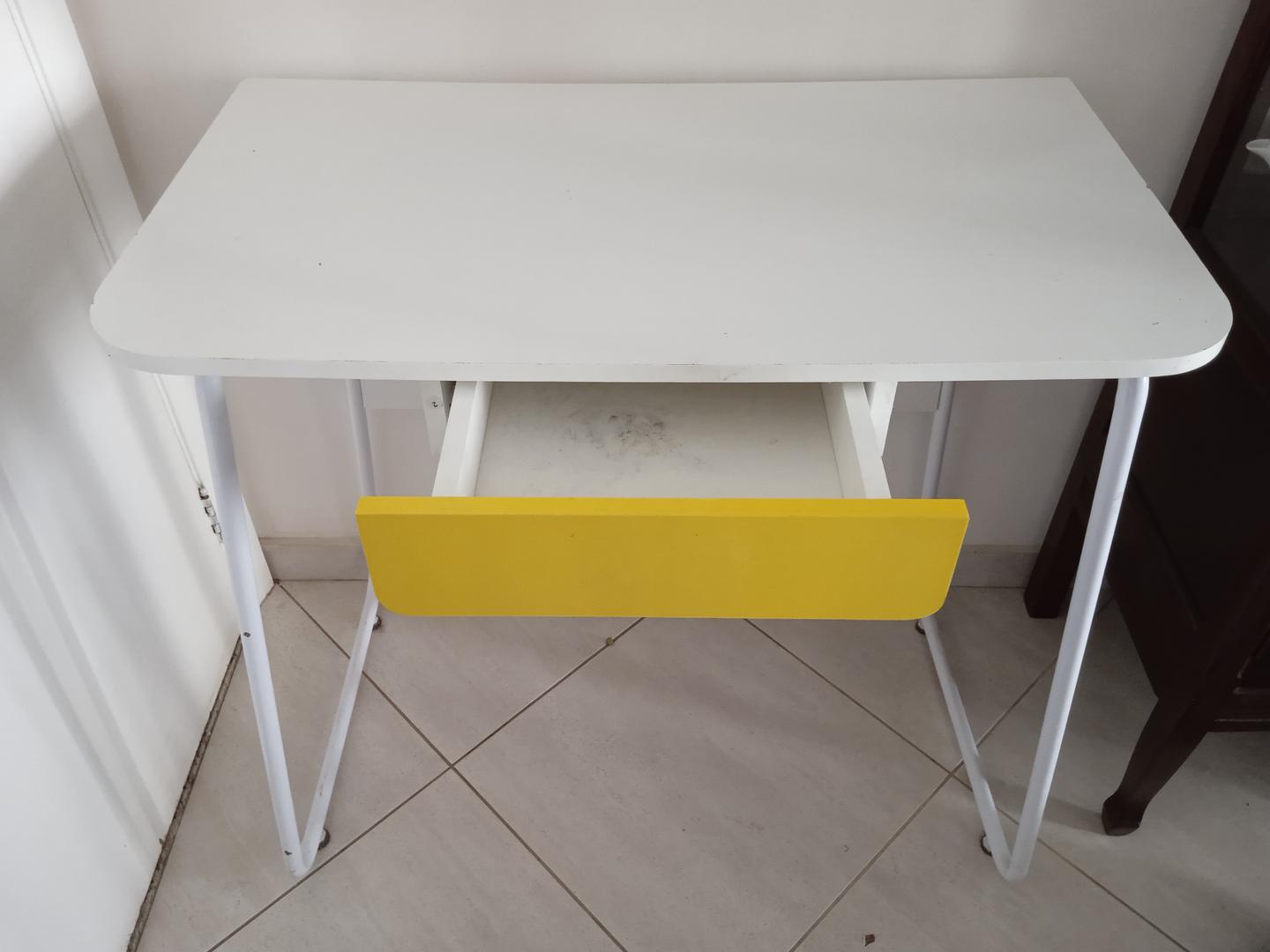 Mesa de apoio c/ 1 gaveta em MDF / Aço Amarelo 77 cm x 80 cm x 45 cm