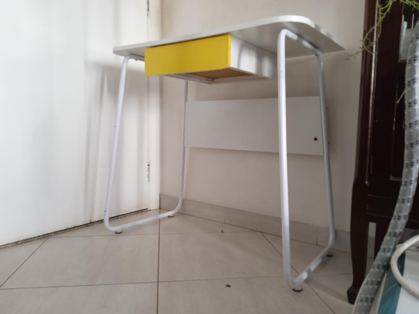 Mesa de apoio c/ 1 gaveta em MDF / Aço Amarelo 77 cm x 80 cm x 45 cm