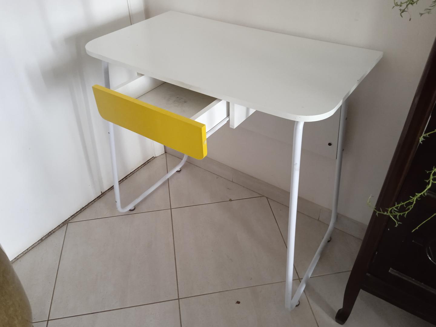 Mesa de apoio c/ 1 gaveta em MDF / Aço Amarelo 77 cm x 80 cm x 45 cm