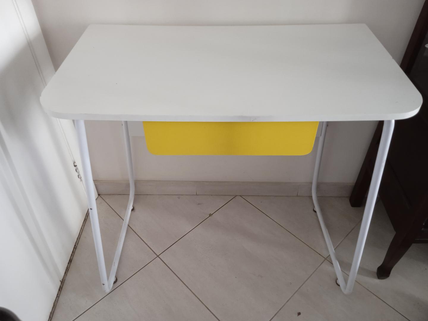 Mesa de apoio c/ 1 gaveta em MDF / Aço Amarelo 77 cm x 80 cm x 45 cm