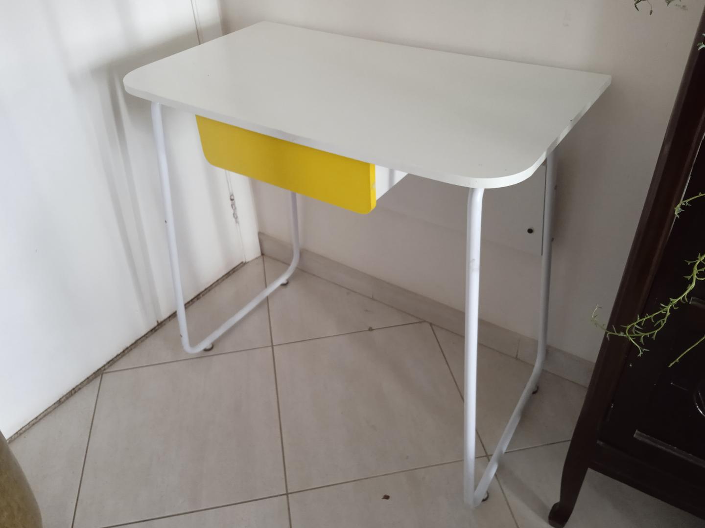 Mesa de apoio c/ 1 gaveta em MDF / Aço Amarelo 77 cm x 80 cm x 45 cm