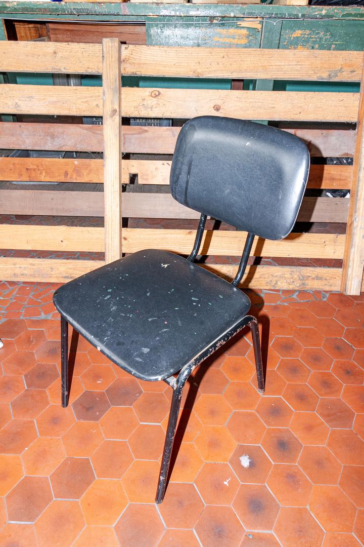 Cadeira Fixa de Escritório (OBS.) em Couro Ecológico / Metal Preto 79 cm x 41 cm x 46 cm