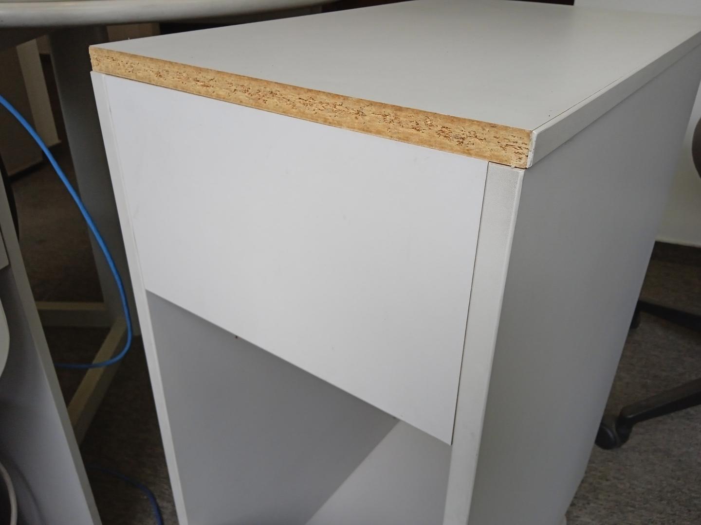 Suporte p/ CPU c/ 2 nichos e rodas em MDF Branco 73 cm x 30 cm x 50 cm