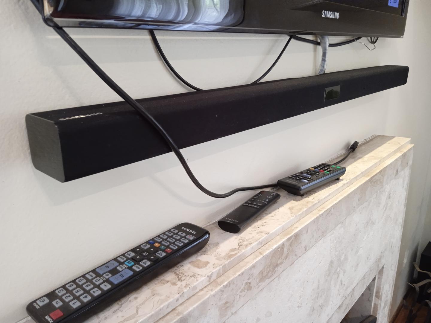 Home theater e Speaker system Impedance 3/SoundBar Samsung Preto