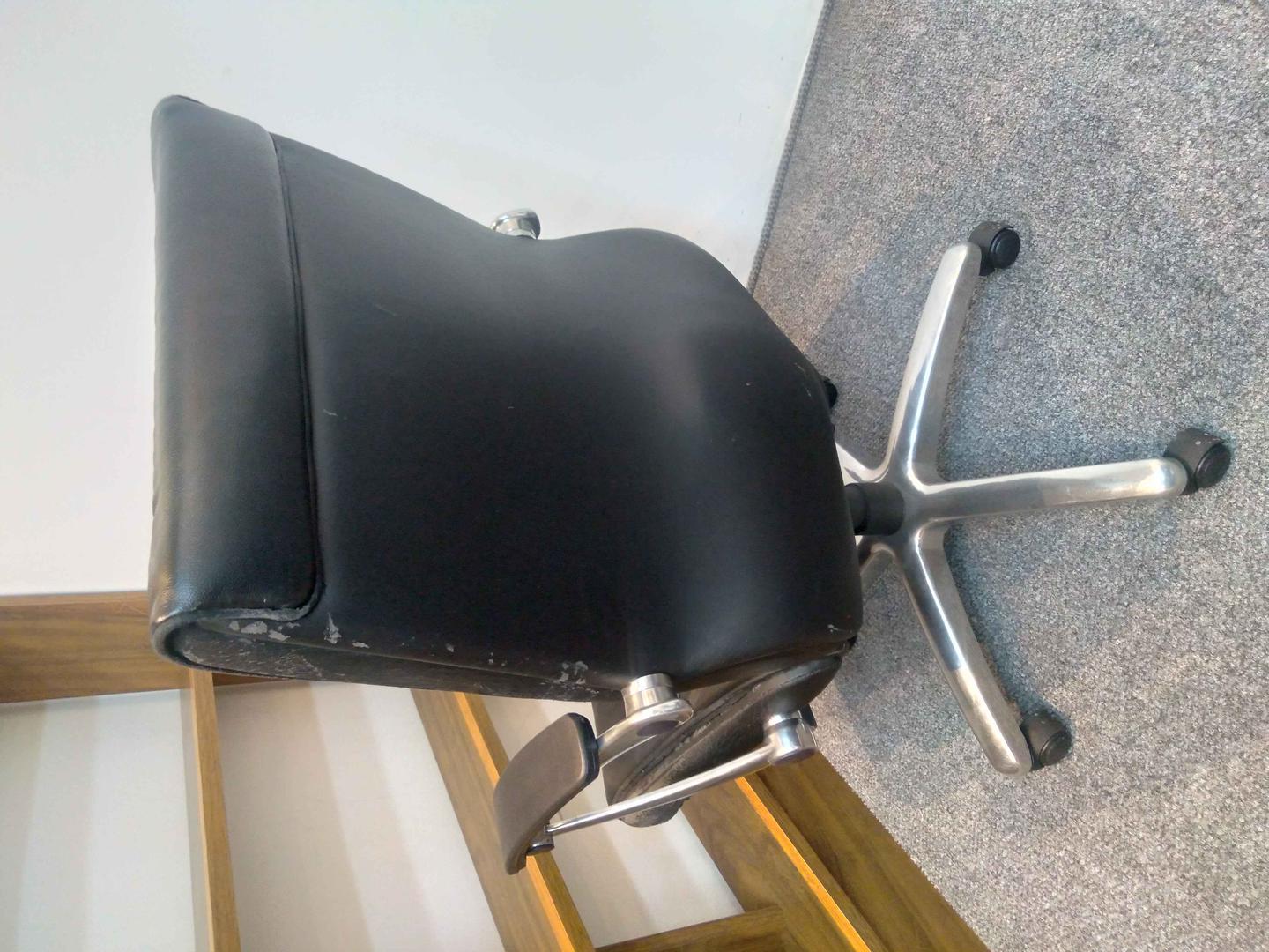 Cadeira Presidencial Giratória c/ rodas e braços  em Couro / Aço Preto