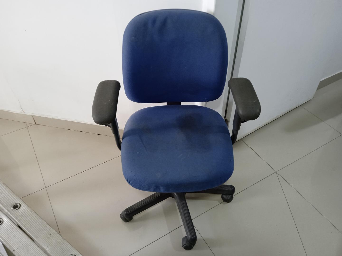 Cadeira giratória c/ braços e rodas Alberflex em Plástico / Tecido Azul