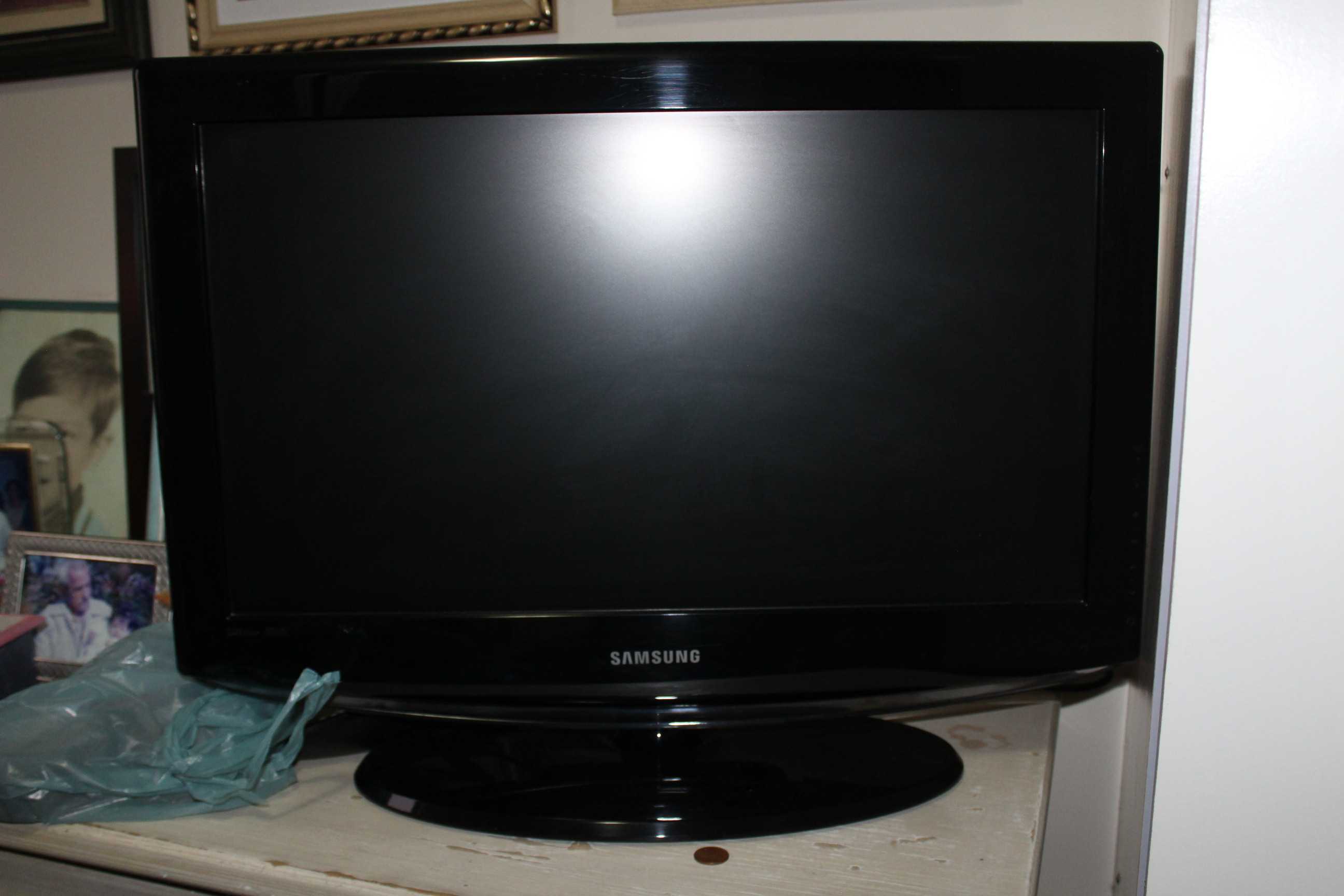 TV / Televisão de 26 Polegadas Samsung LN26A330J1 / Bivolt em Plástico Preto 50 cm x  65 cm x  20 cm