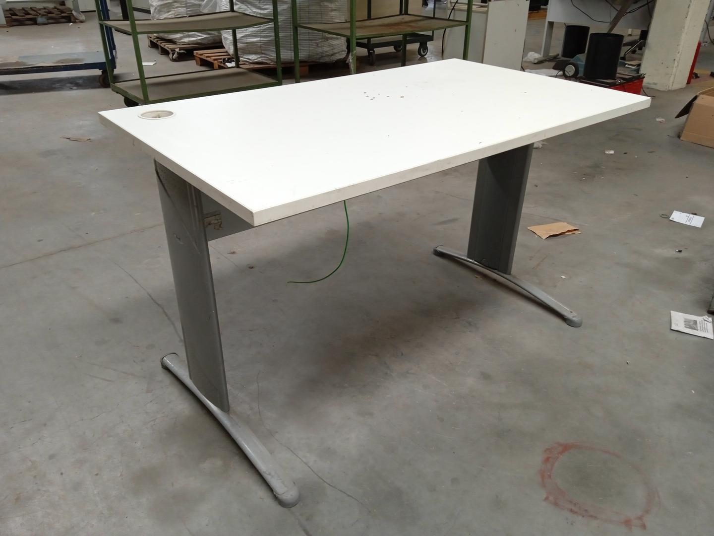 Mesa de Escritório em MDF / Aço Branco 76 cm x 120 cm x 60 cm