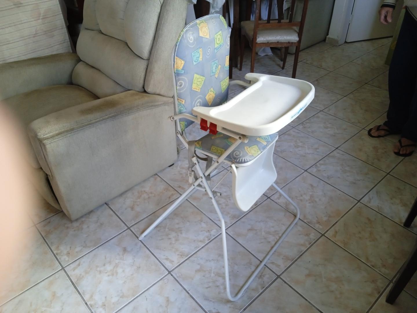 Cadeirão de Alimentação Burigoto em Plástico Azul 100 cm x 63 cm x 57 cm