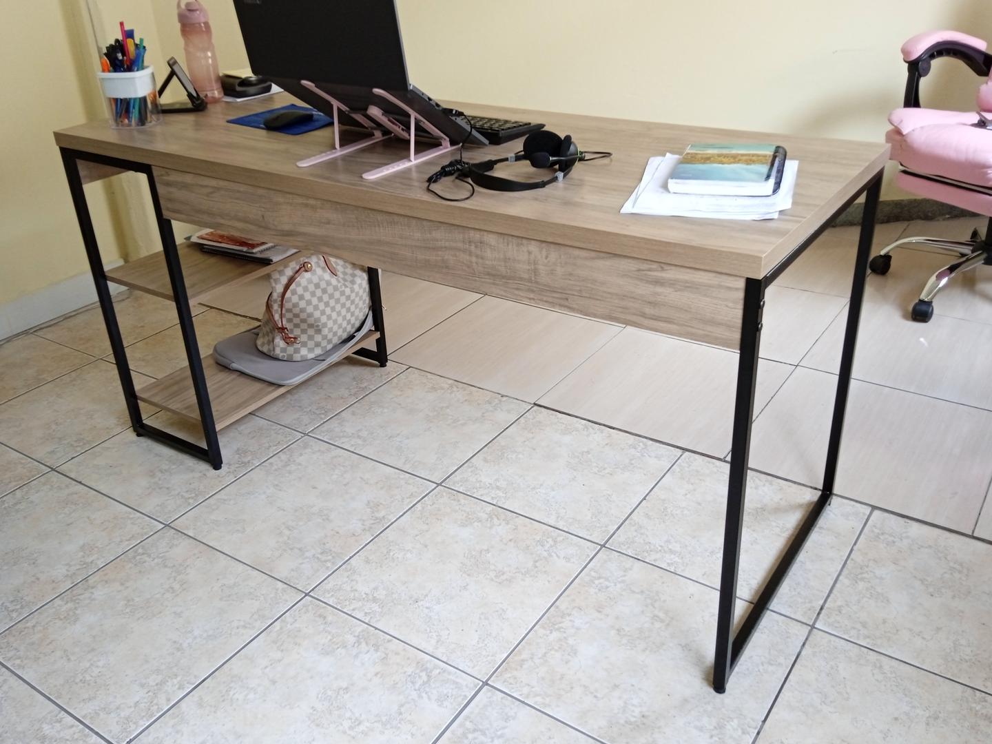 Mesa de Escritório c/ 2 prateleiras em MDF / Aço Marrom 75 cm x 150 cm x 60 cm