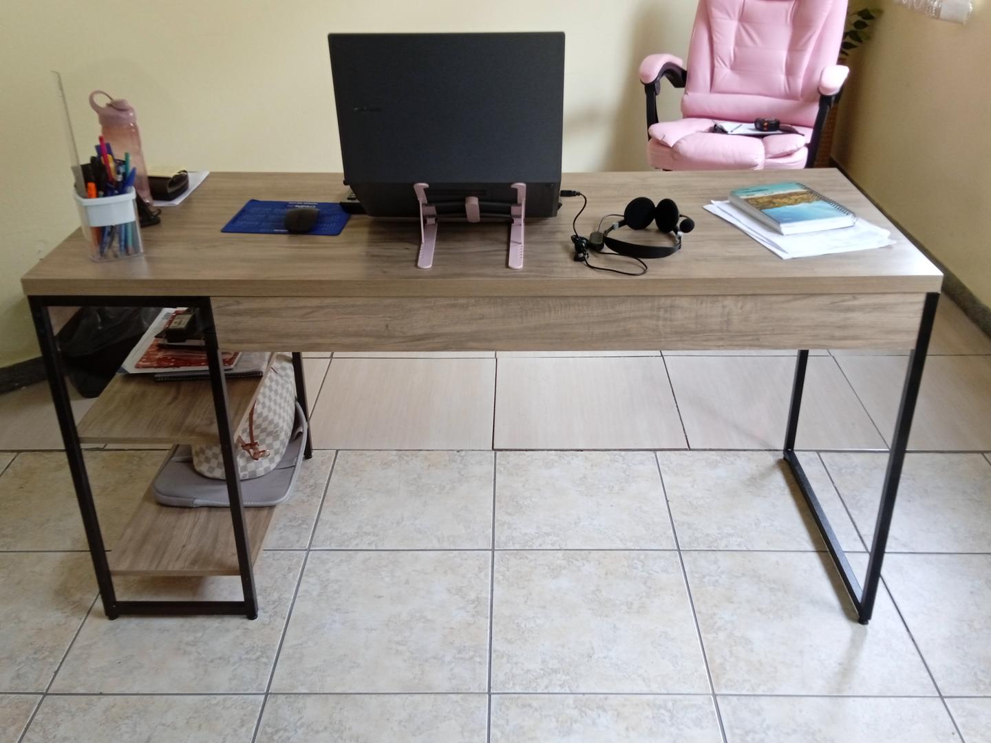 Mesa de Escritório c/ 2 prateleiras em MDF / Aço Marrom 75 cm x 150 cm x 60 cm