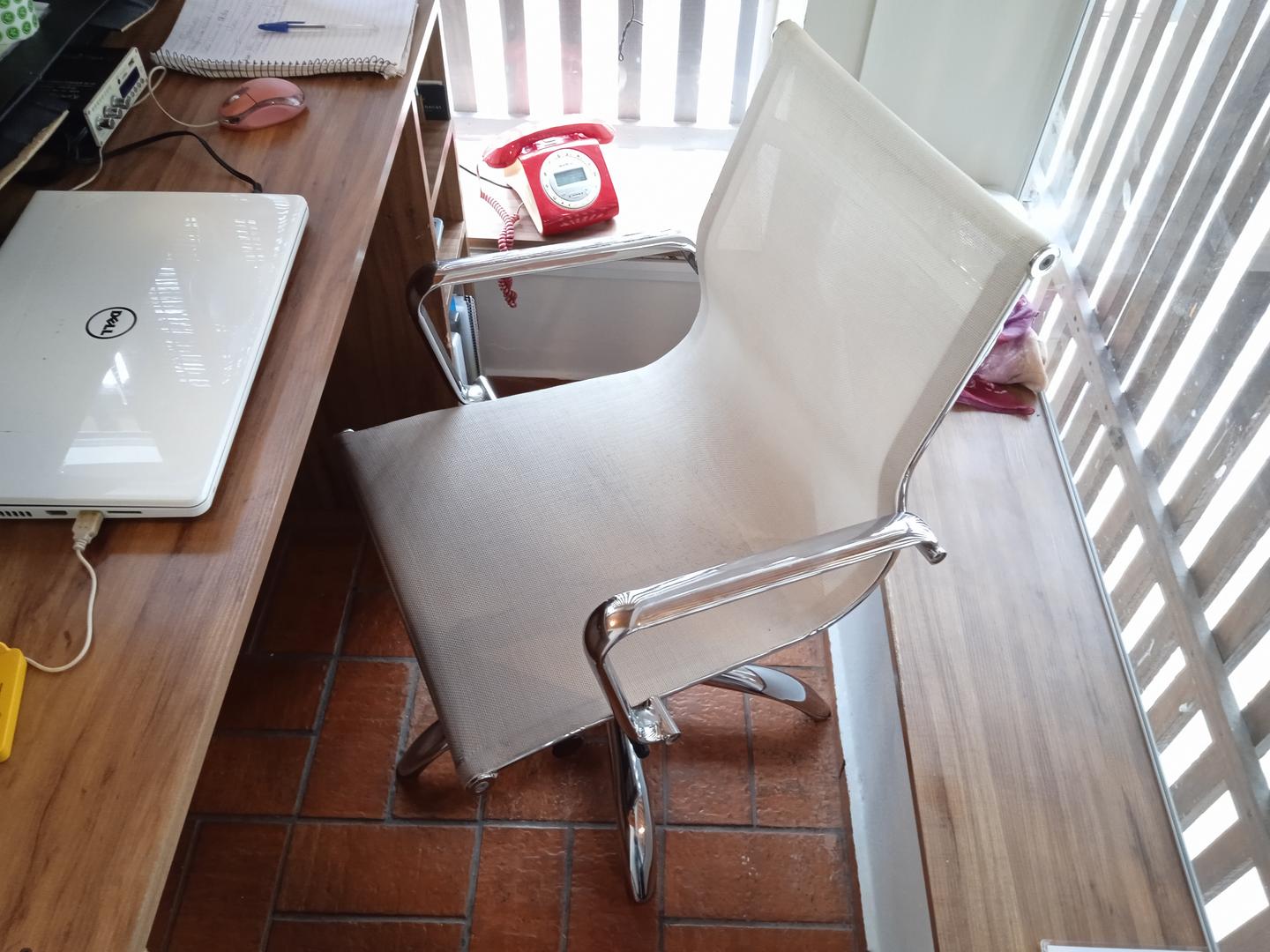 Cadeira giratória c/ braços e s/ rodas em Aço / Tecido Branco 90 cm x 56 cm x 54 cm