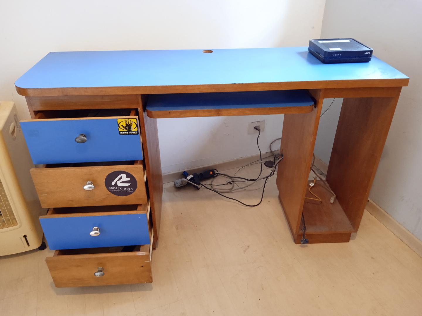 Mesa de Escritório c/ 4 gavetas  1 prancha de correr e 1 nicho em Madeira Azul