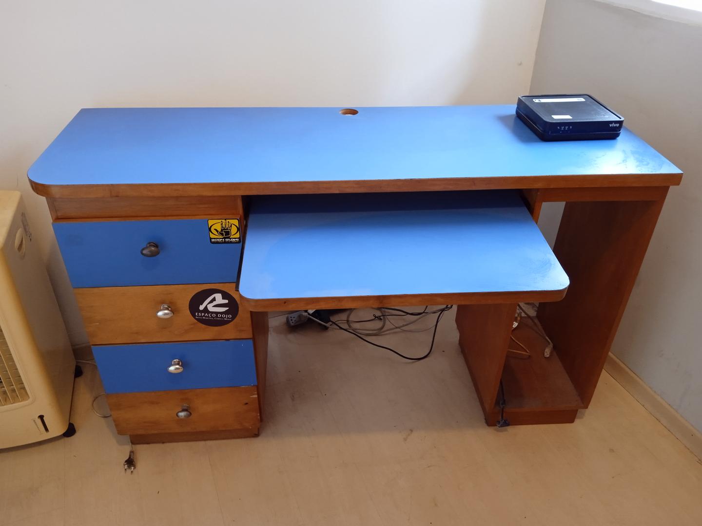 Mesa de Escritório c/ 4 gavetas  1 prancha de correr e 1 nicho em Madeira Azul