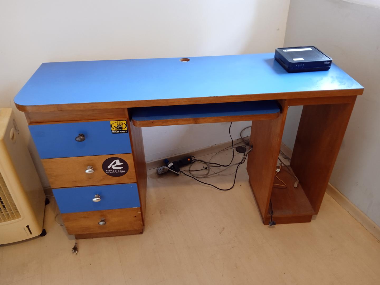 Mesa de Escritório c/ 4 gavetas  1 prancha de correr e 1 nicho em Madeira Azul