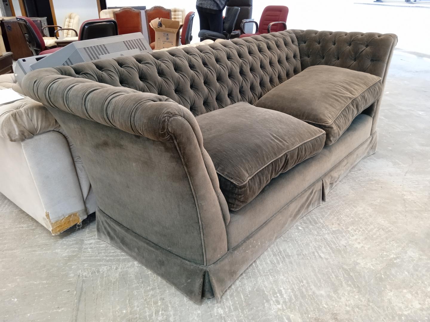 Sofá c/ 2 lugares Chesterfield em Estofado / Tecido Cinza 84 cm x 230 cm x 88 cm