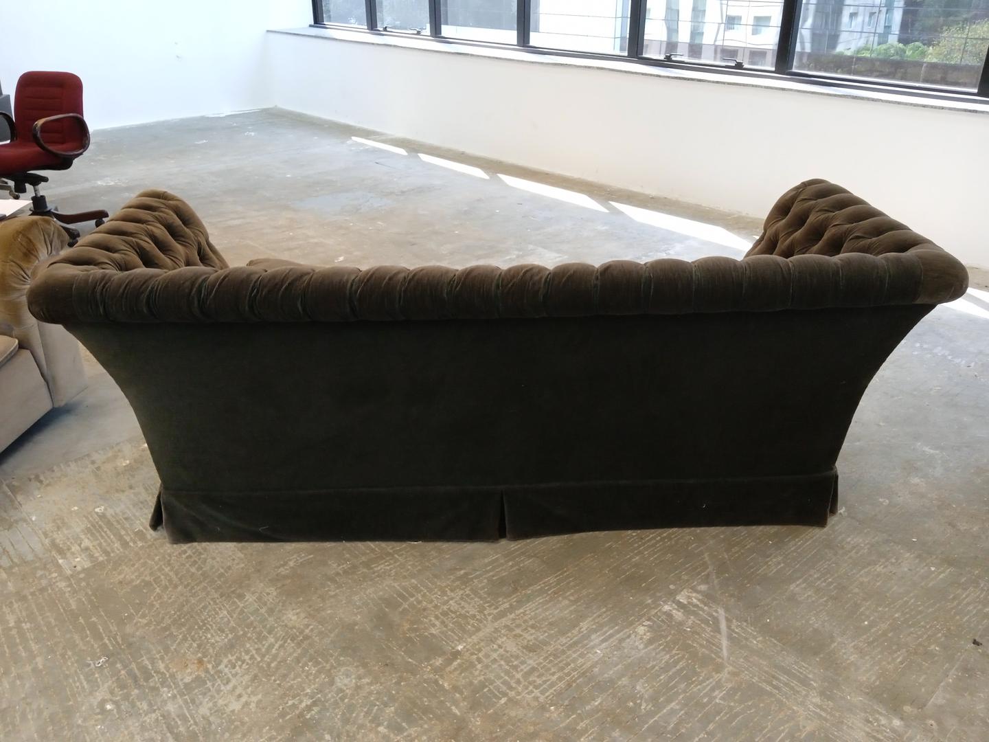 Sofá c/ 2 lugares Chesterfield em Estofado / Tecido Cinza 84 cm x 230 cm x 88 cm