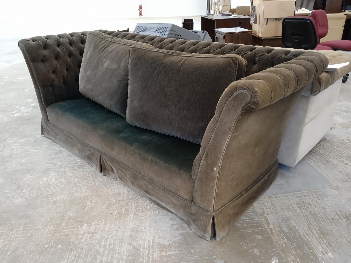 Sofá c/ 2 lugares Chesterfield em Estofado / Tecido Cinza 84 cm x 230 cm x 88 cm