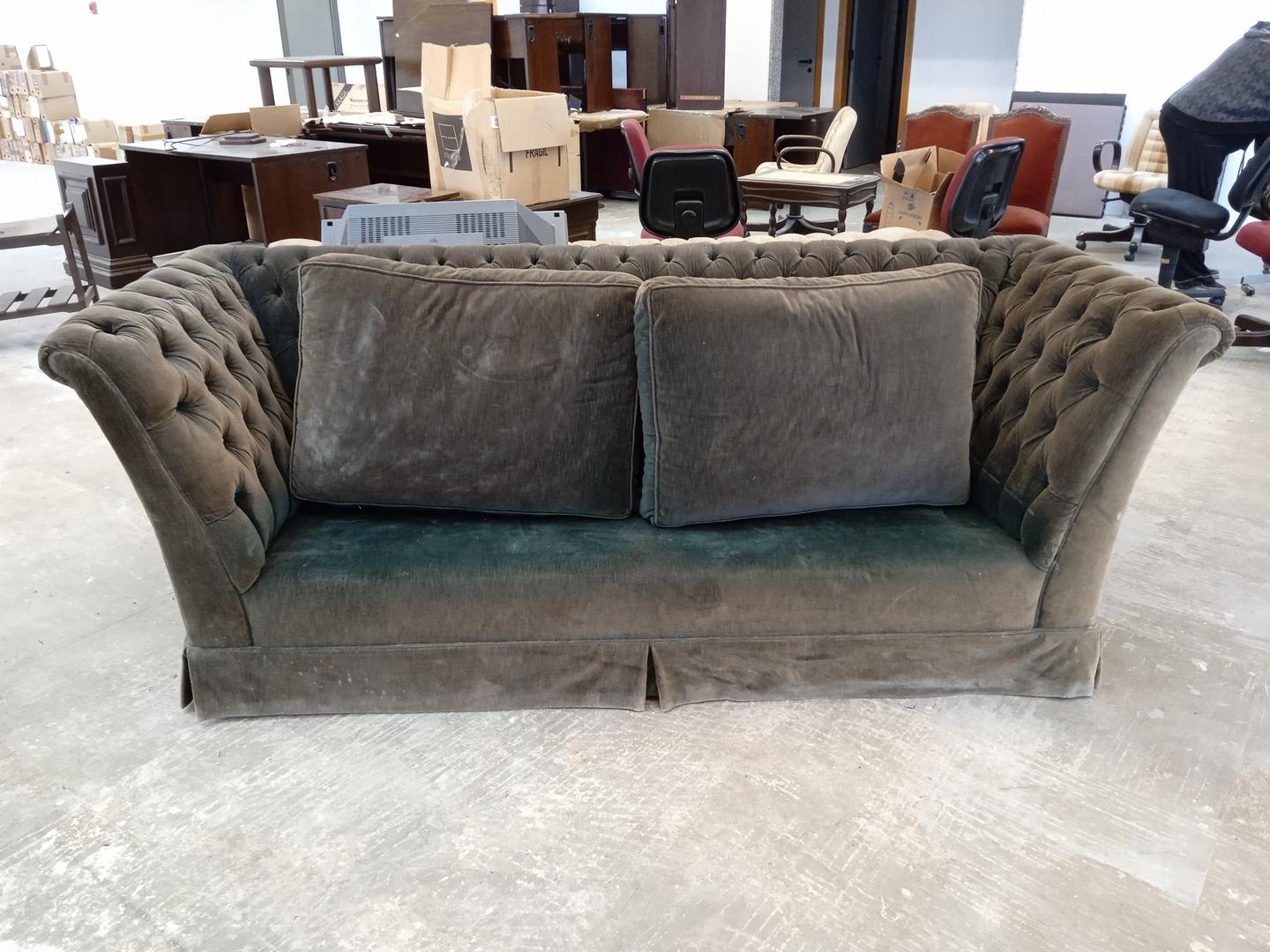 Sofá c/ 2 lugares Chesterfield em Estofado / Tecido Cinza 84 cm x 230 cm x 88 cm