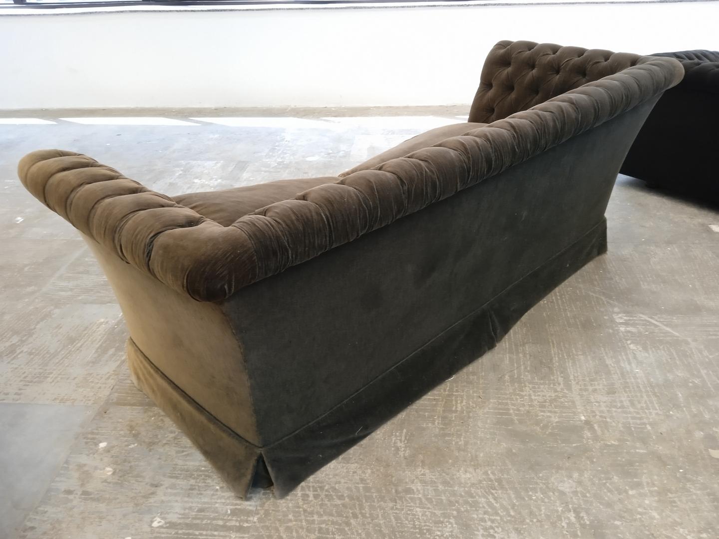 Sofá c/ 2 lugares Chesterfield em Estofado / Tecido Cinza 84 cm x 230 cm x 88 cm