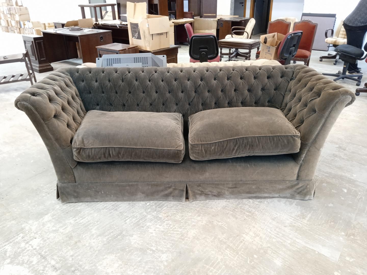 Sofá c/ 2 lugares Chesterfield em Estofado / Tecido Cinza 84 cm x 230 cm x 88 cm