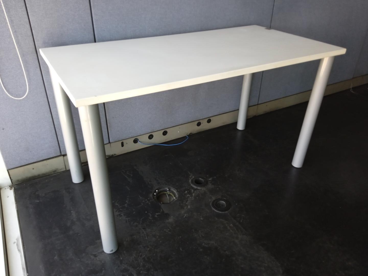 Mesa de escritório reta em Aço / MDF Branco 72 cm x 130 cm x 65 cm