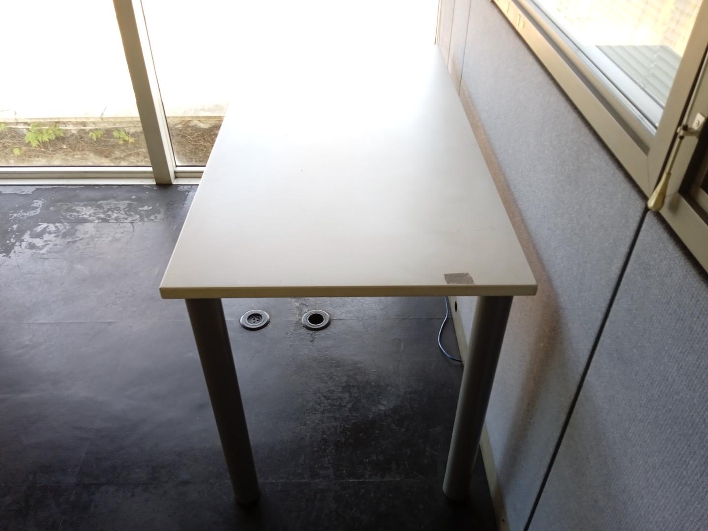 Mesa de escritório reta em Aço / MDF Branco 72 cm x 130 cm x 65 cm