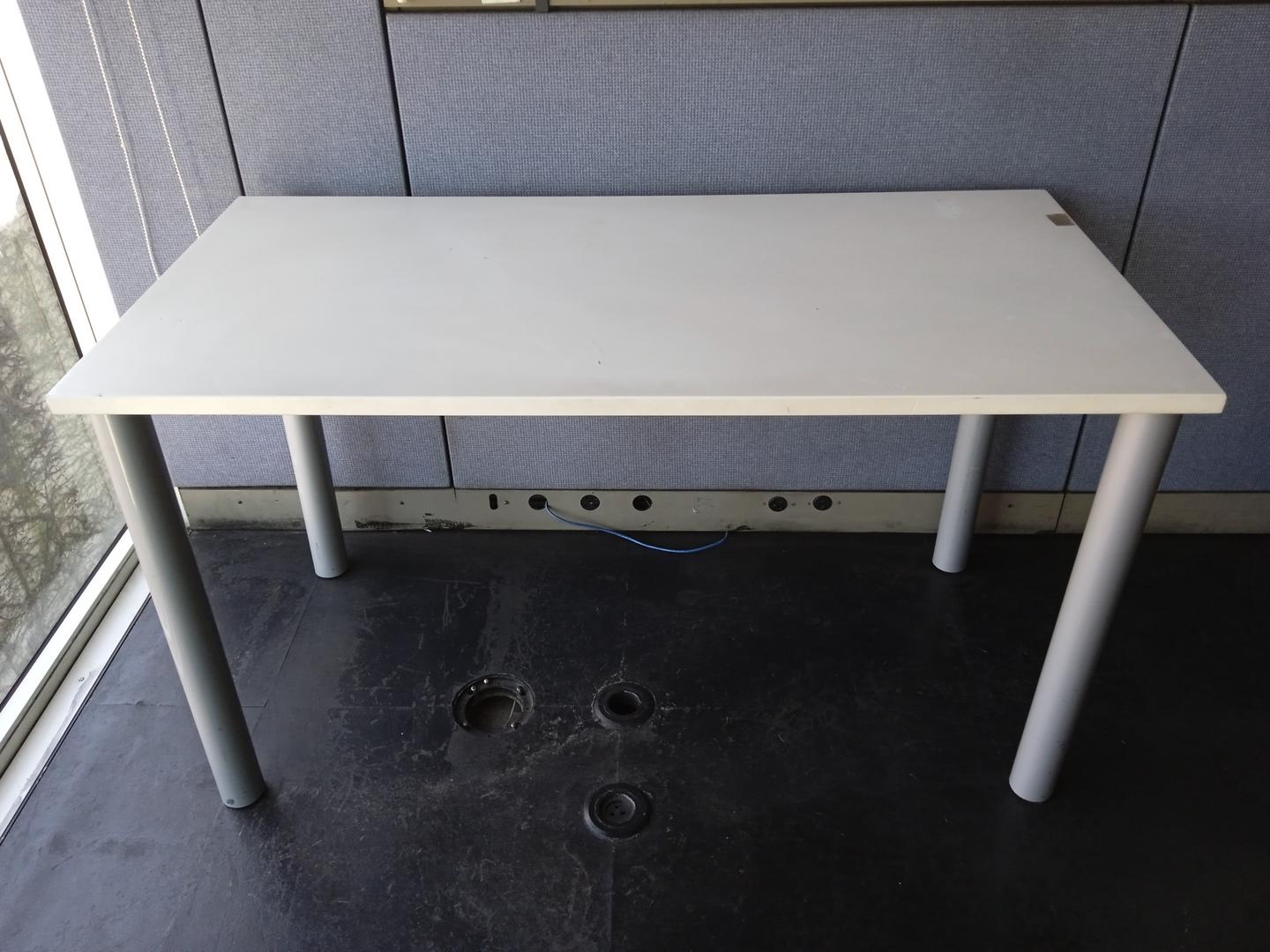 Mesa de escritório reta em Aço / MDF Branco 72 cm x 130 cm x 65 cm