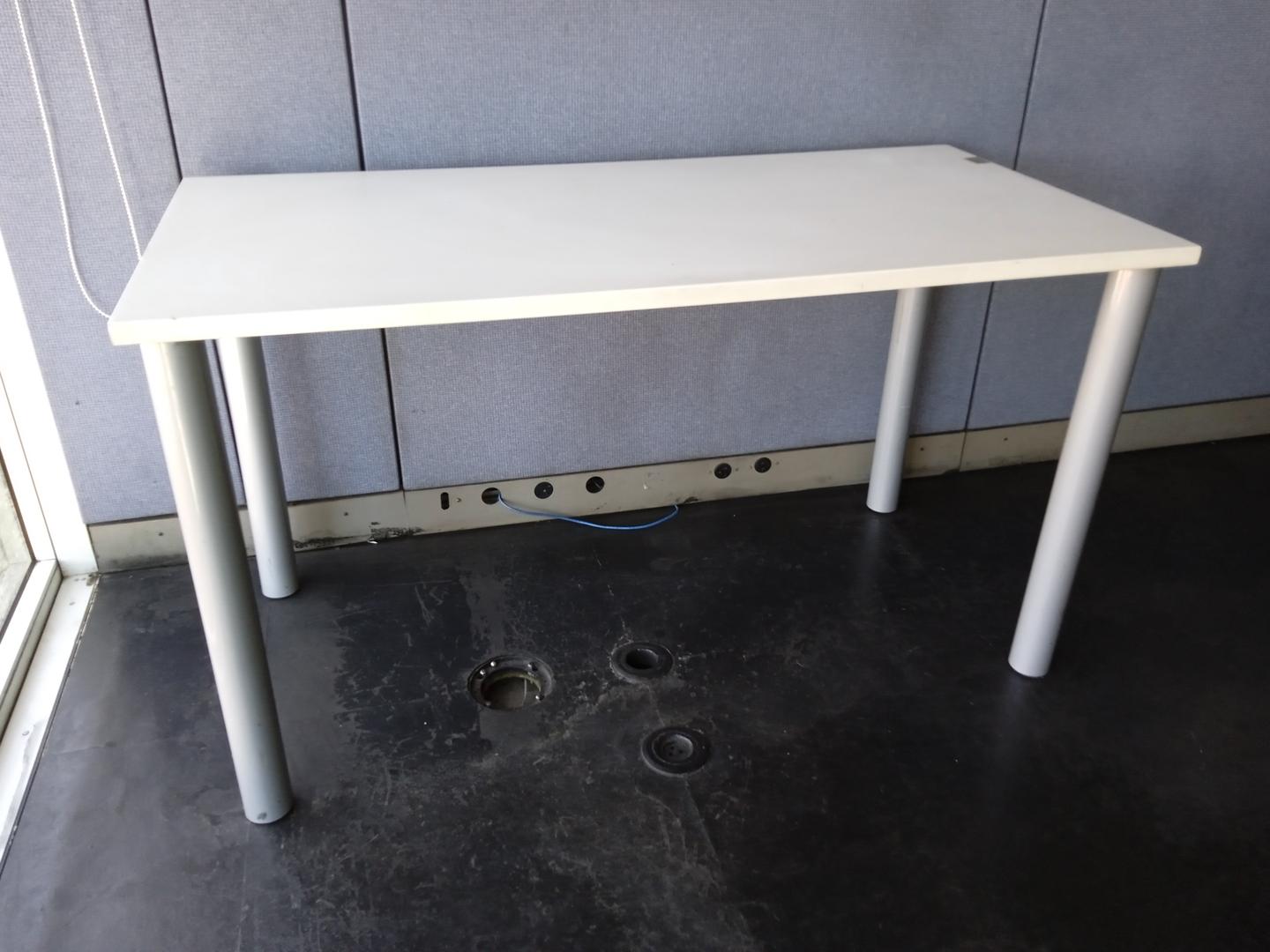 Mesa de escritório reta em Aço / MDF Branco 72 cm x 130 cm x 65 cm