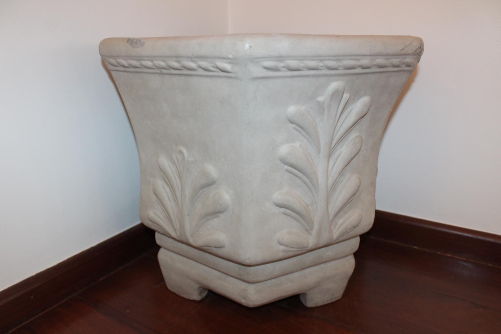 Vaso decorativo in gesso