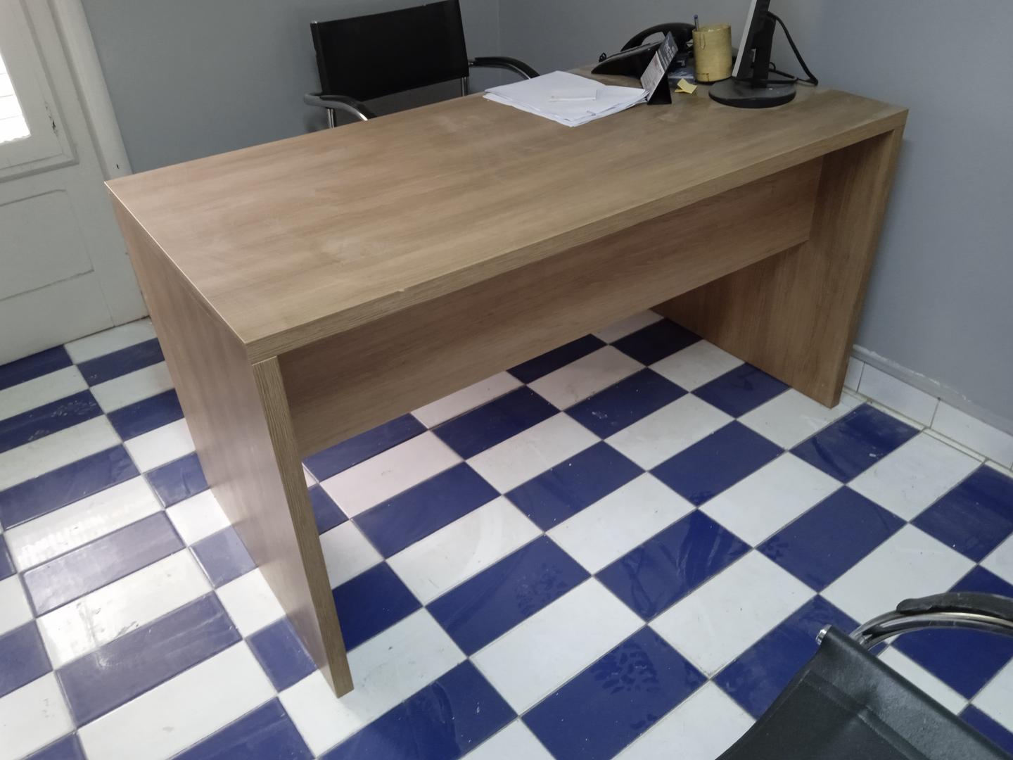 Mesa de Escritório reta em MDF Marrom 73 cm x 140 cm x 70 cm