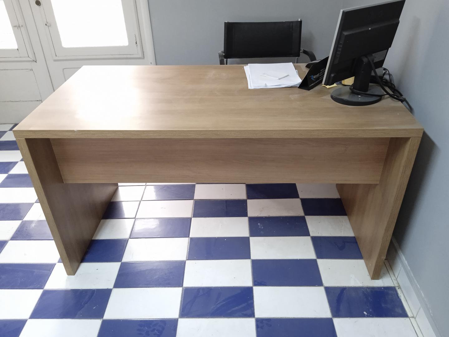 Mesa de Escritório reta em MDF Marrom 73 cm x 140 cm x 70 cm