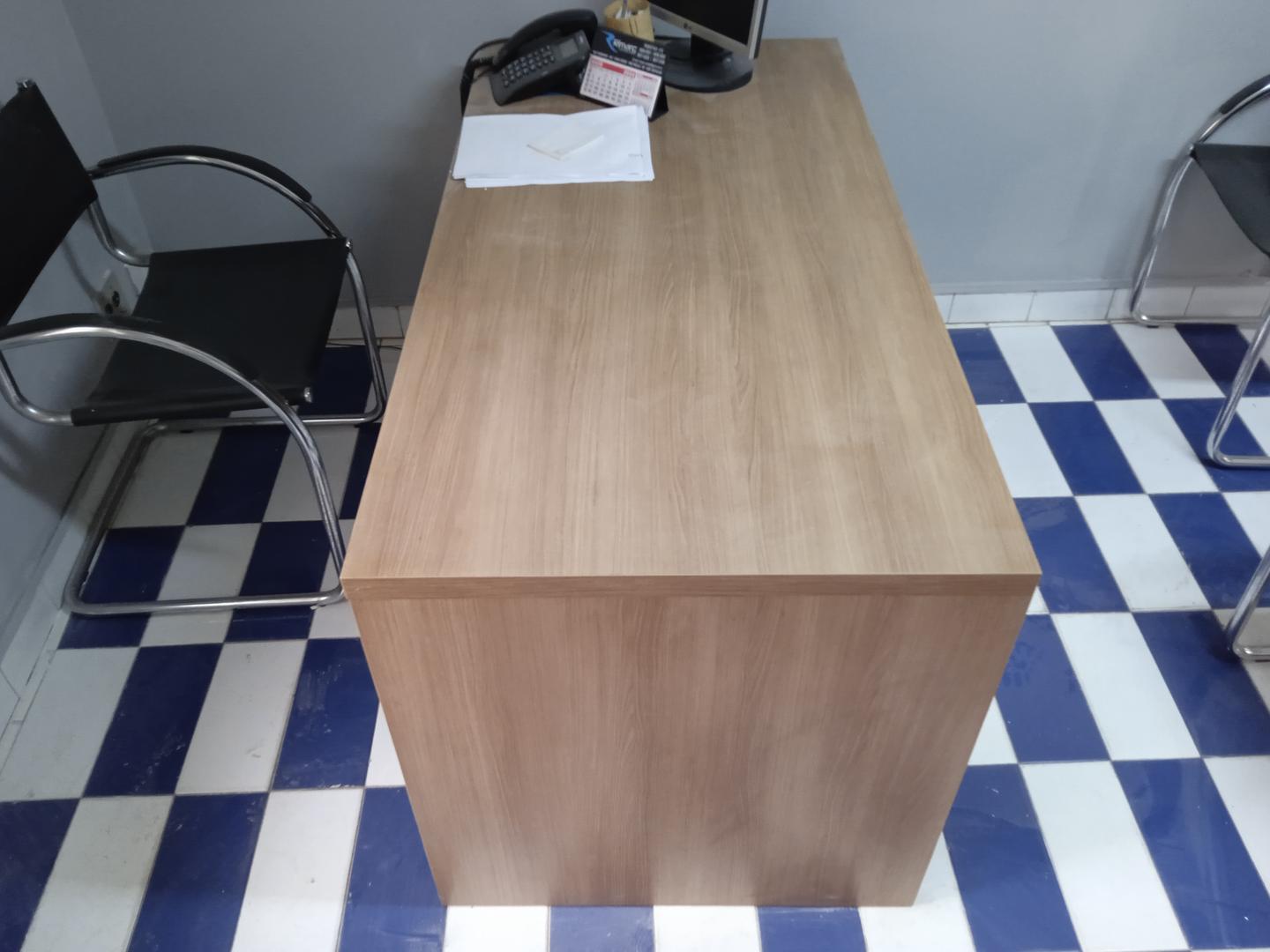 Mesa de Escritório reta em MDF Marrom 73 cm x 140 cm x 70 cm