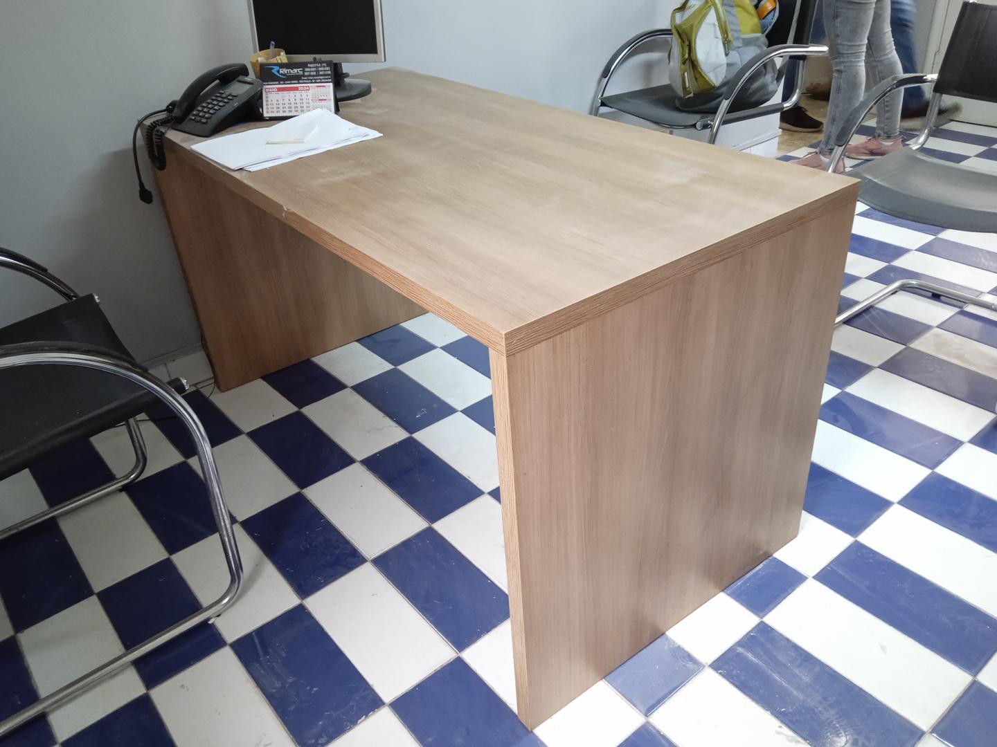 Mesa de Escritório reta em MDF Marrom 73 cm x 140 cm x 70 cm