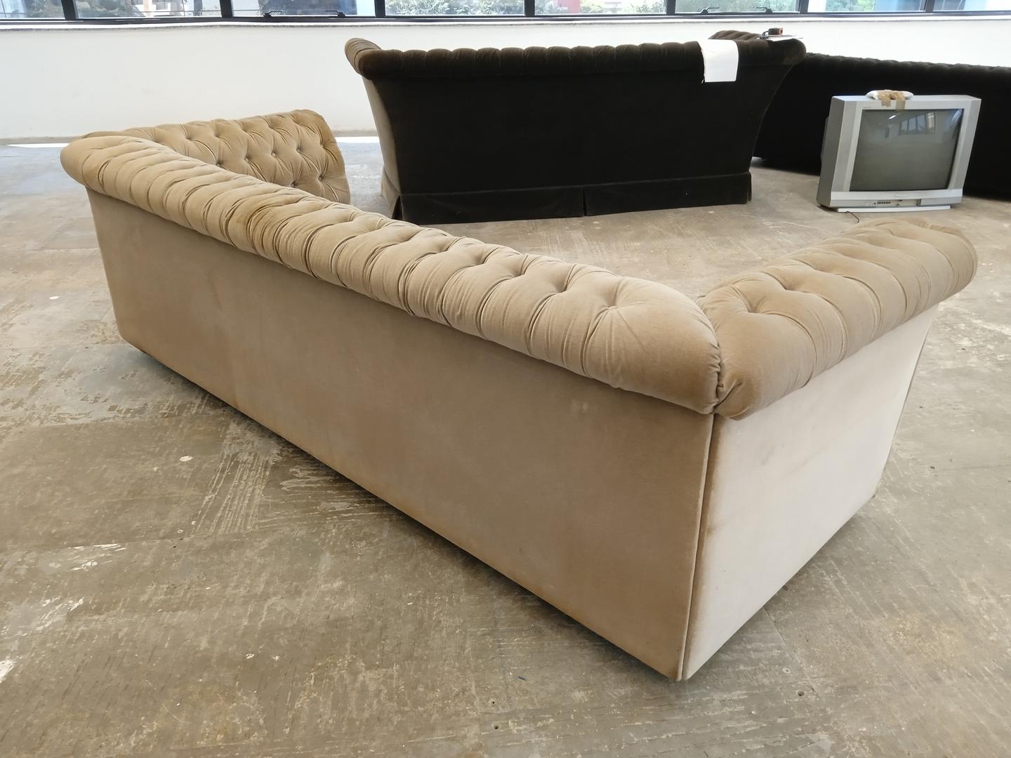 Sofá c/ 3 lugares Chesterfield em Estofado / Tecido Bege 70 cm x 240 cm x 90 cm