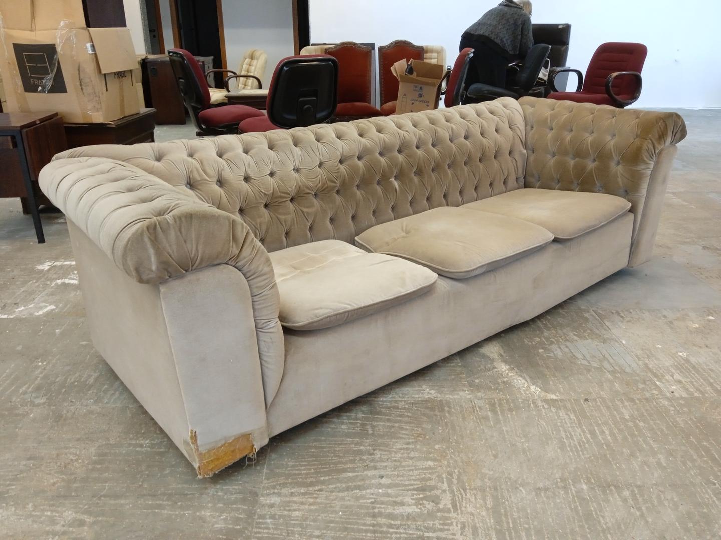 Sofá c/ 3 lugares Chesterfield em Estofado / Tecido Bege 70 cm x 240 cm x 90 cm