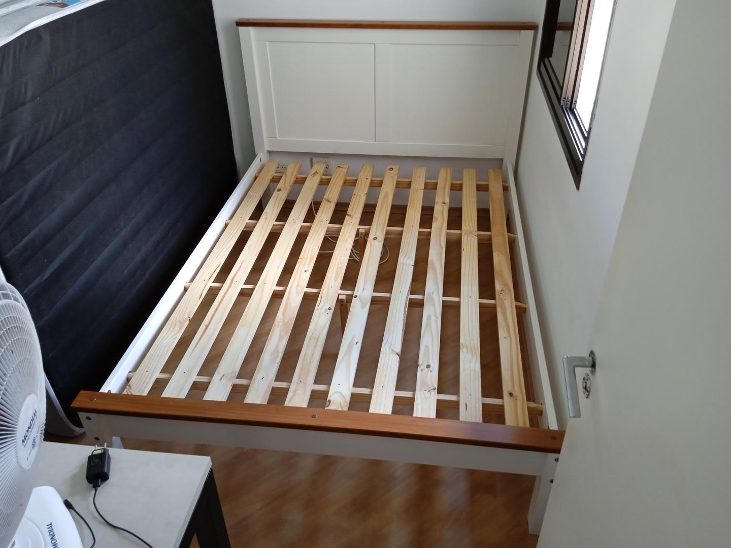 Cama de casal padrão c/ cabeceira em MDF Branco 125 cm x 150 cm x 205 cm