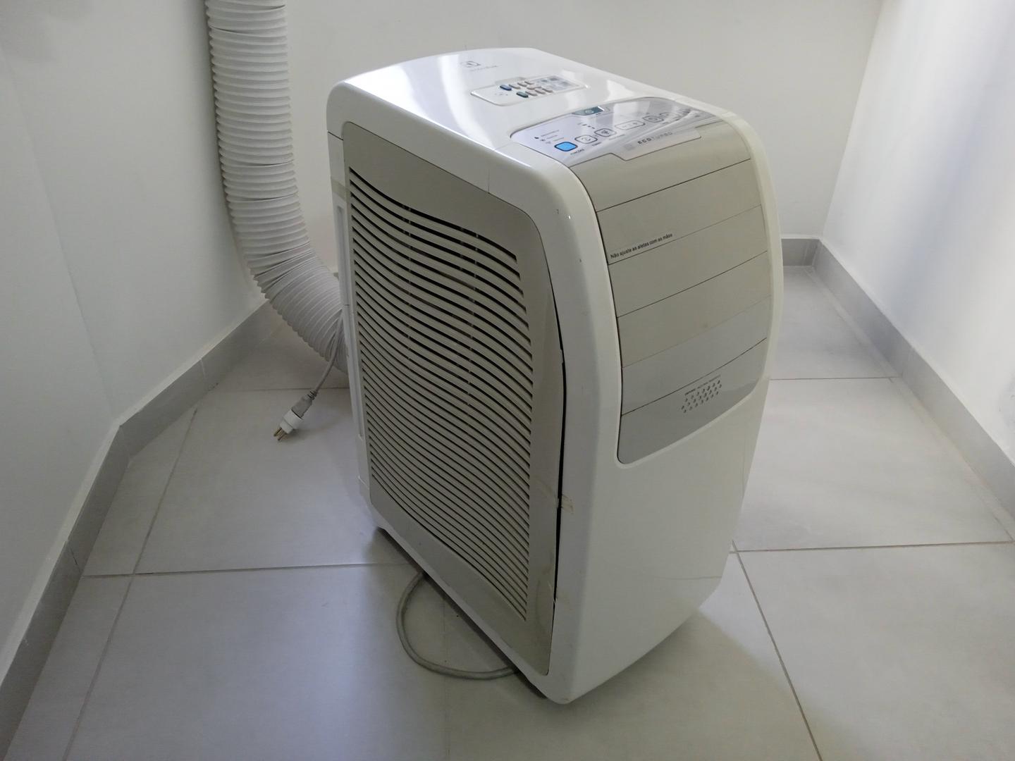 Ar Condicionado Portátil 10000Btus Electrolux PO10F em Plástico Branco