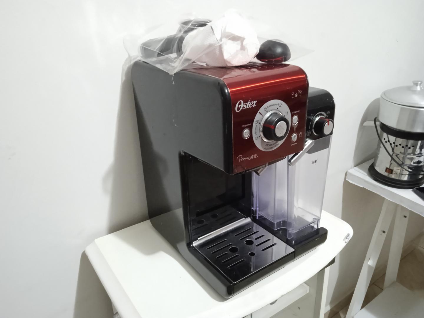 Cafeteira automática PrimaLatte Xpert Oster BVSTEM6702R-017 em Aço / Plástico Preto