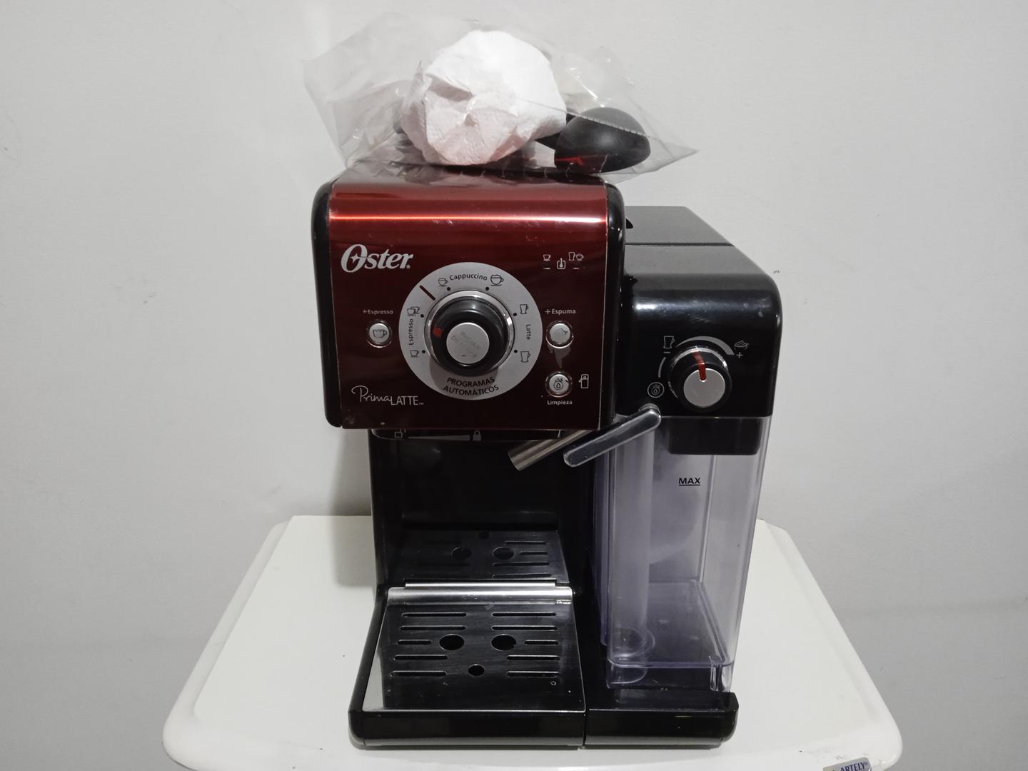 Cafeteira automática PrimaLatte Xpert Oster BVSTEM6702R-017 em Aço / Plástico Preto