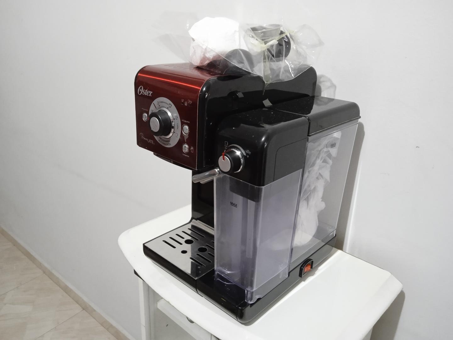 Cafeteira automática PrimaLatte Xpert Oster BVSTEM6702R-017 em Aço / Plástico Preto