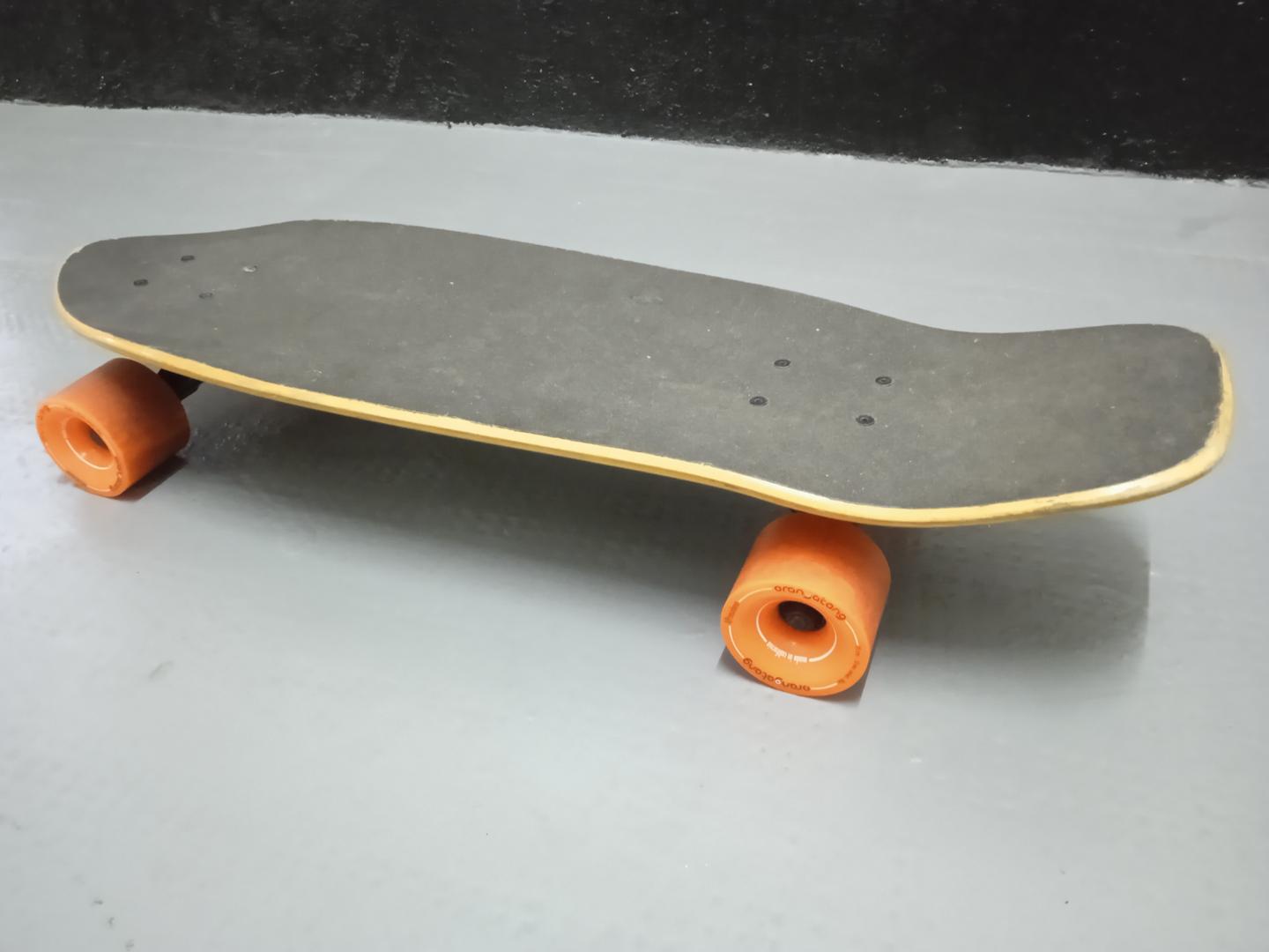 Skate em Madeira Amarelo 12 cm x 20 cm x 70 cm