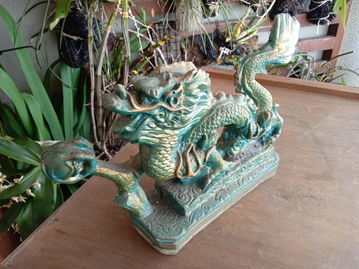 Estatueta/Objeto Decorativo Dragão Chinês em Resina Verde 15 cm x 22 cm x 6 cm