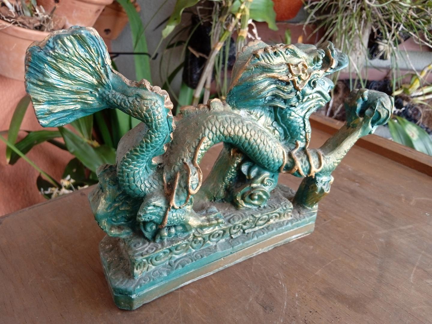 Estatueta/Objeto Decorativo Dragão Chinês em Resina Verde 15 cm x 22 cm x 6 cm