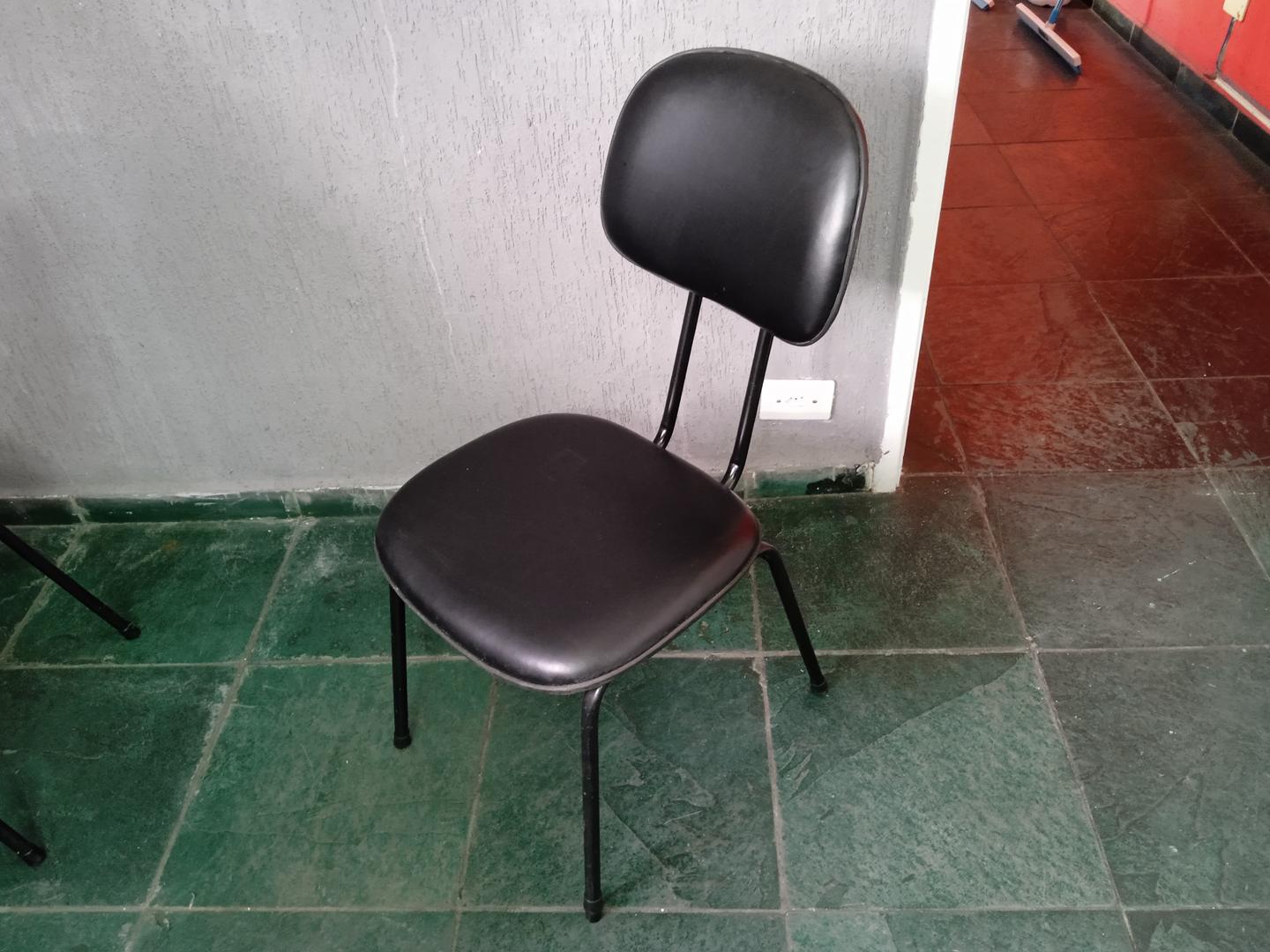 Cadeira fixa estofada s/ braços em Couro Ecológico / Aço Preto 86 cm x 45 cm x 50 cm